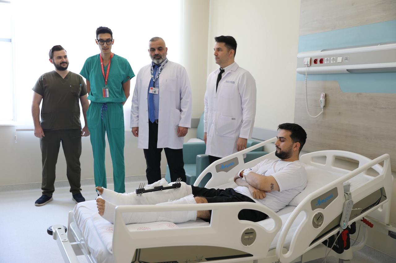 Kütahya'da bacağında kırık bulunan kişi, mikrocerrahi yöntemiyle sağlığına kavuştu