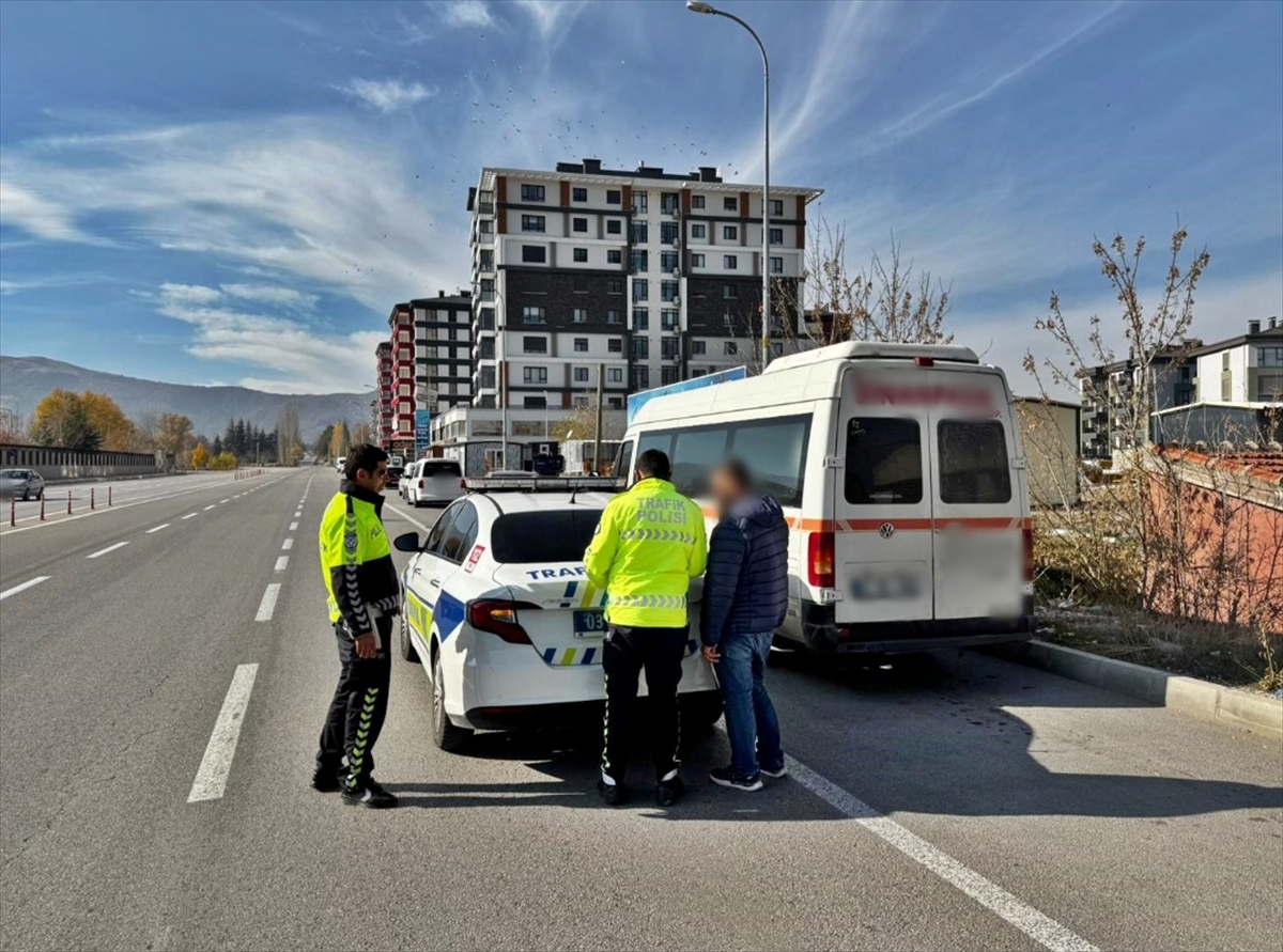 Afyonkarahisar'da kaldırımdan giden minibüs sürücüsüne ceza kesildi