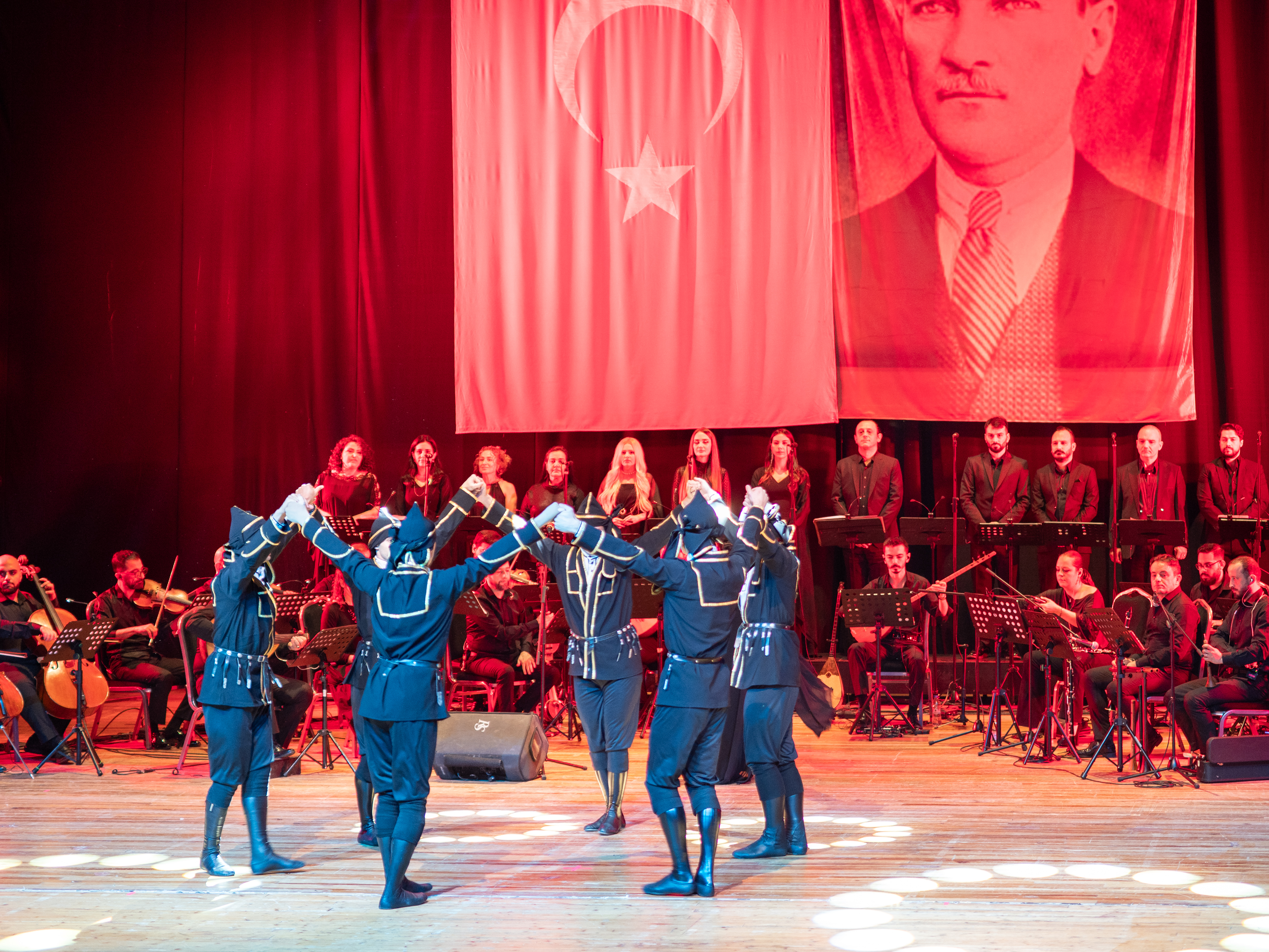 İzmir'de Güzel Sanatlar Genel Müdürlüğünün 90. yılı dolayısıyla konser verildi