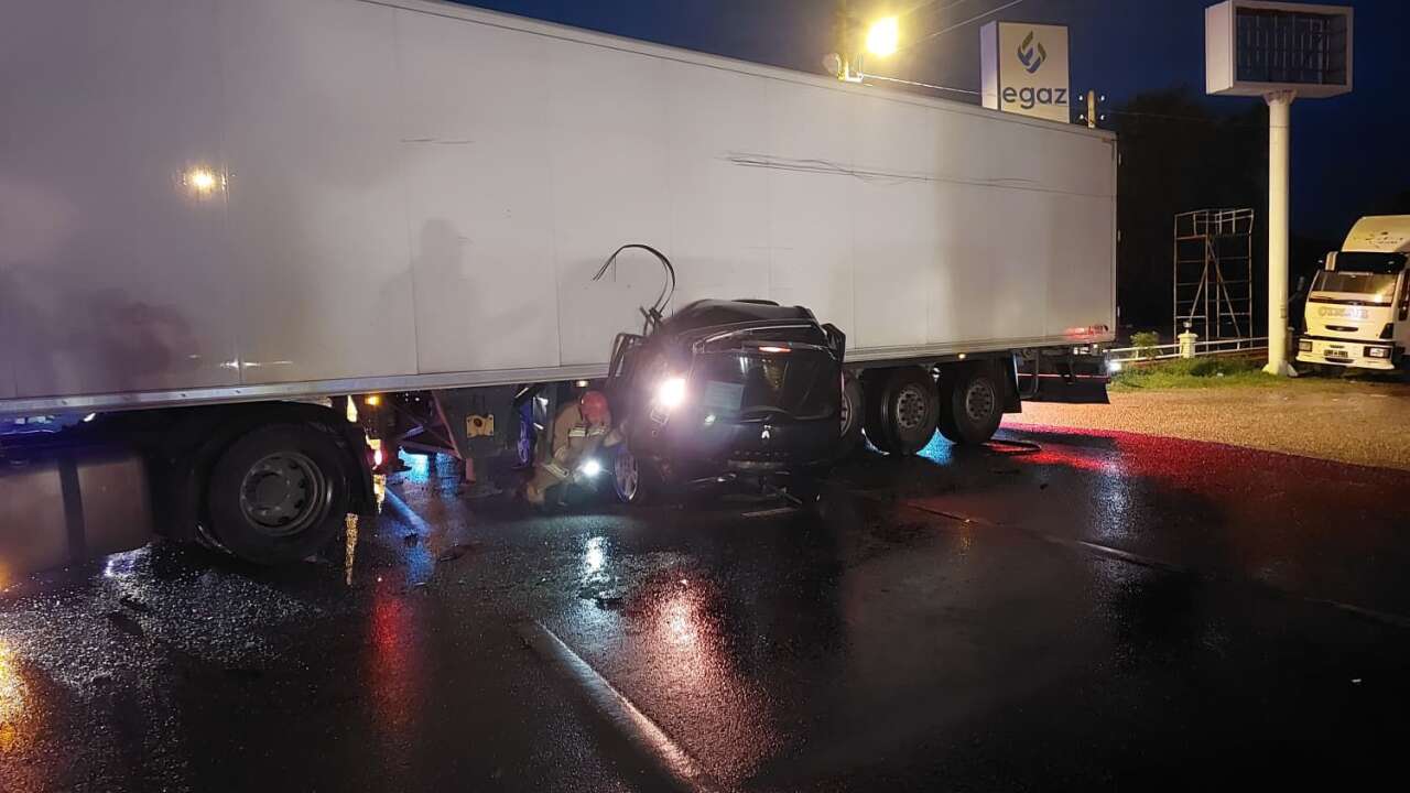 Manisa'da tıra çarpan otomobildeki karı koca öldü