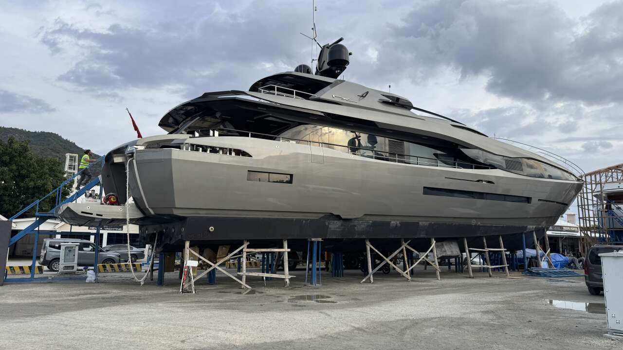 Mega yatlar bakım ve onarım için Marmaris'teki marinalarda karaya alındı
