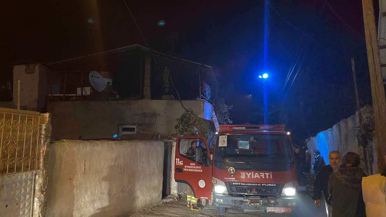 Alaşehirde evde çıkan yangın söndürüldü