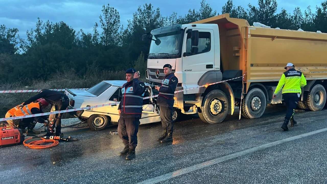 Kamyon ile otomobilin çarpıştığı kazada 1 kişi öldü