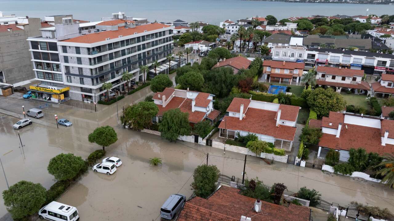 Çeşme'de sağanak hayatı olumsuz etkiledi