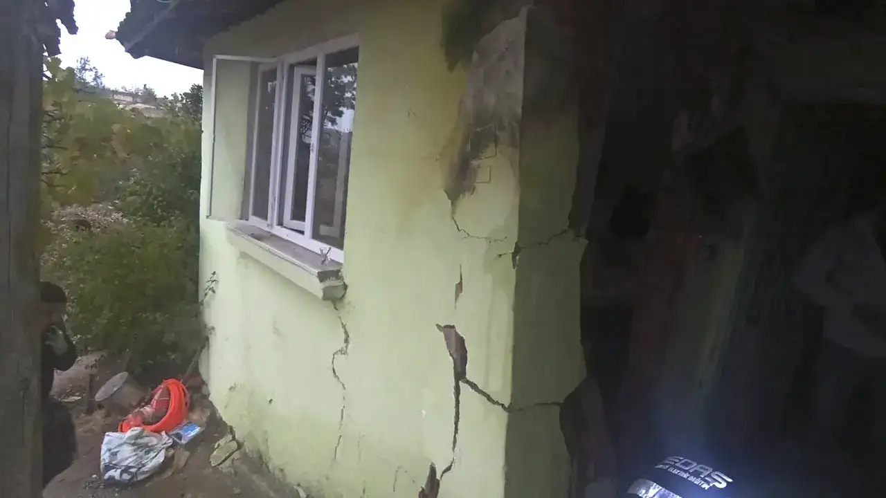 Uşak'ta yıldırım düşen evde hasar oluştu