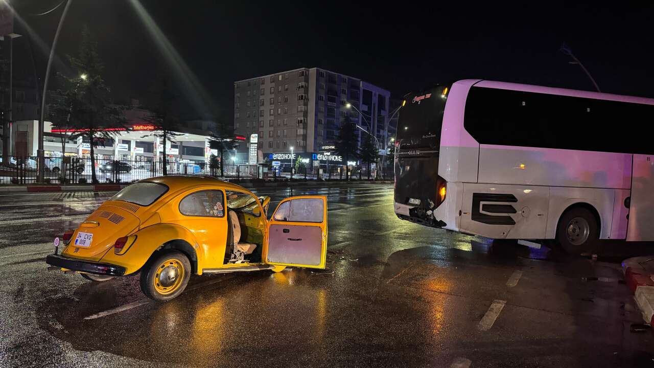 Uşak'ta Şarkıcı Kıraç’ın Ekibini Taşıyan Otobüs Kaza Yaptı