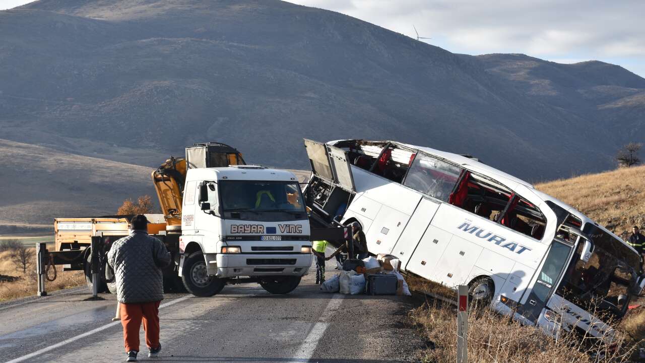 Dinar'da yolcu otobüsü devrildi, 2 kişi öldü, 21 kişi yaralandı