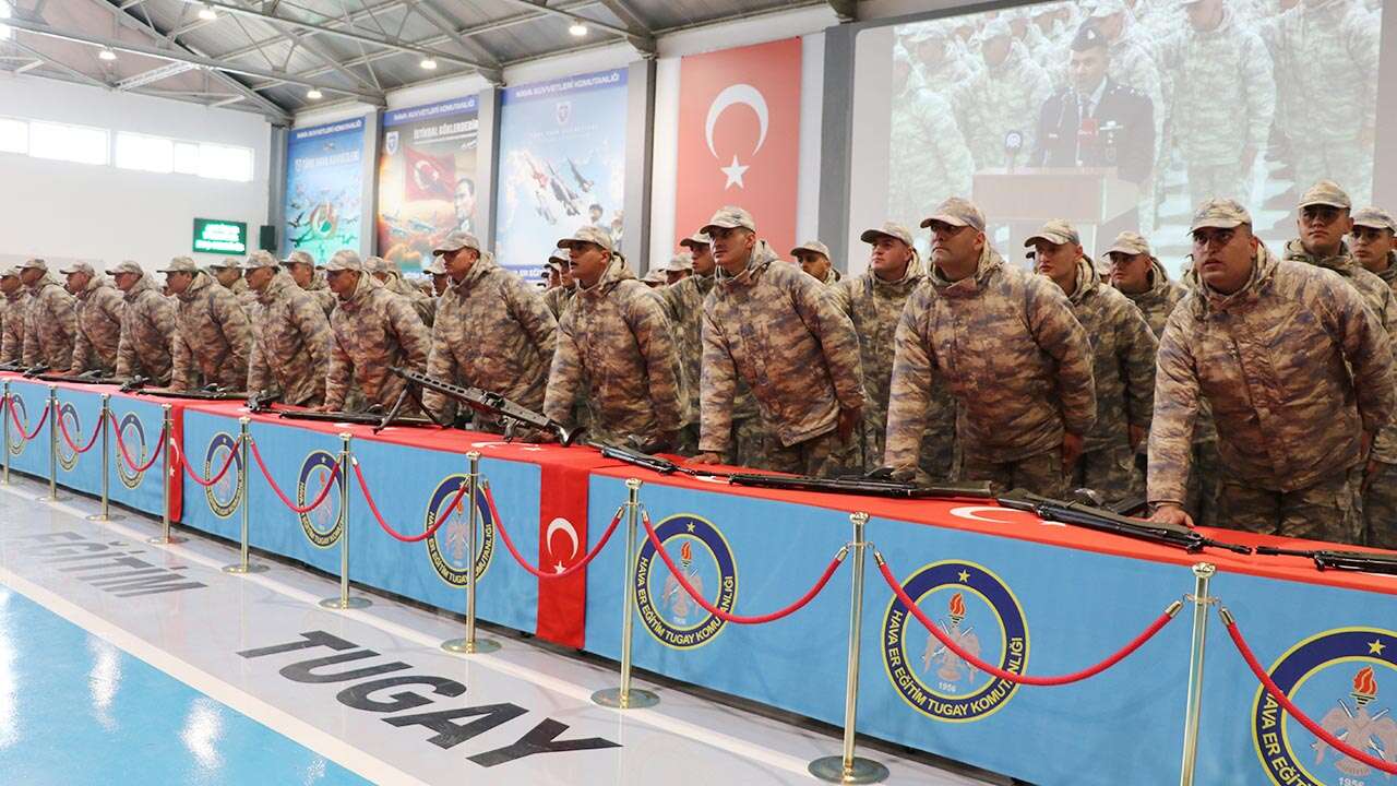 Manisa'da komando eğitimi alan 1927 uzman erbaş mezun oldu