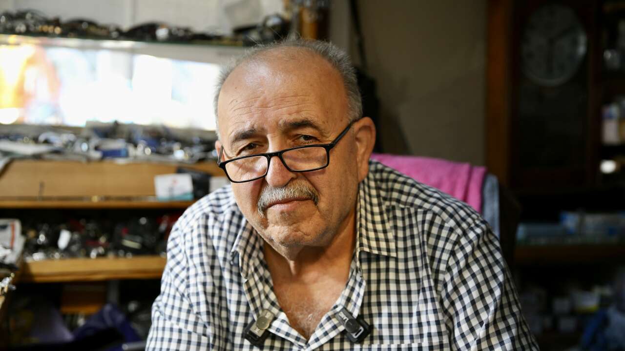 Saatçi Yakup usta Fethiye'de 54 yıldır saatlere ayar veriyor