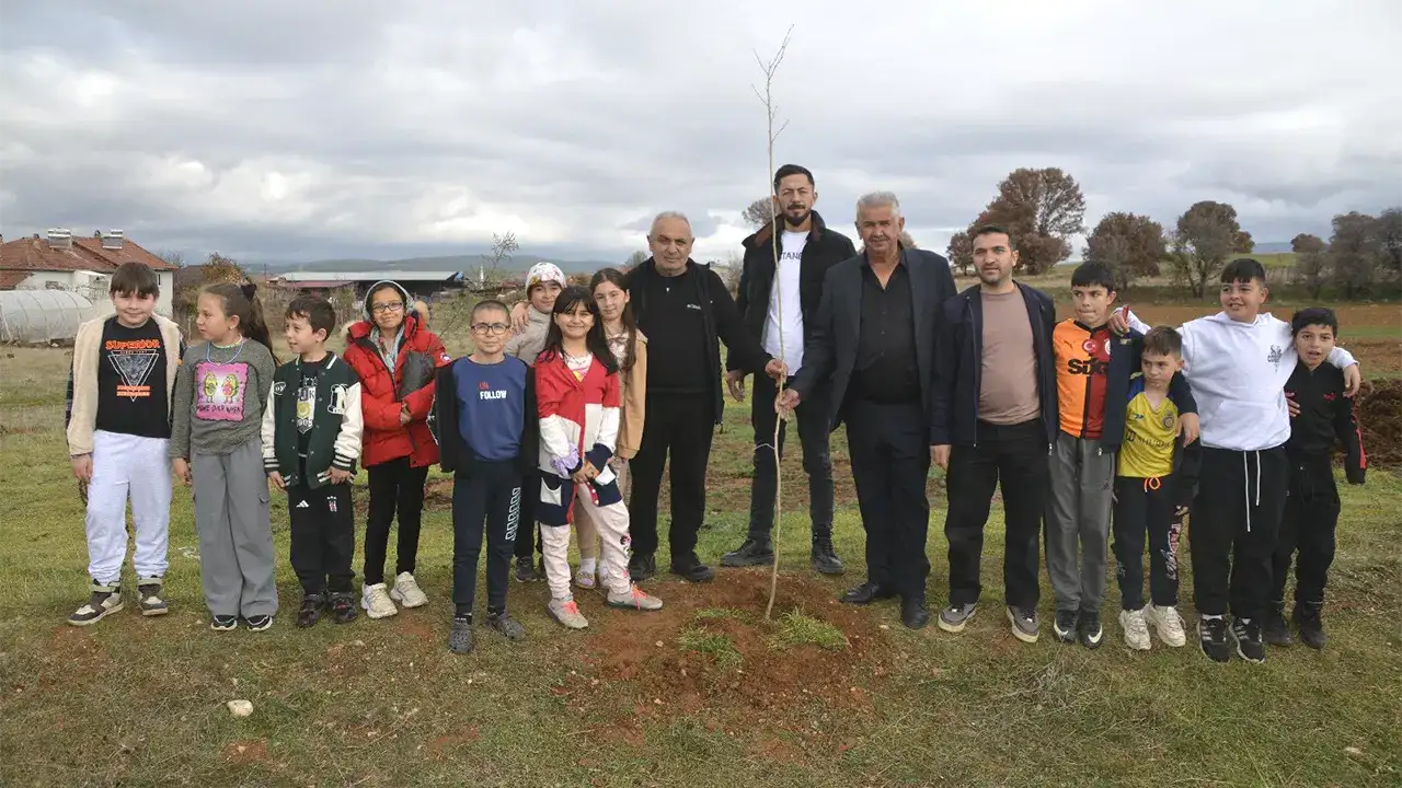 Banaz’da 300 Çınar Fidanı Toprakla Buluştu