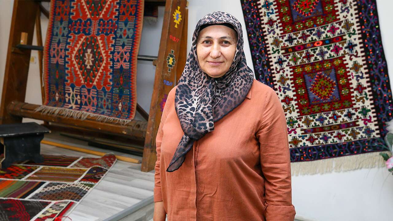 Eşme Kiliminin Ustası Şemsi Sayın’a Bakanlıktan Özel Unvan