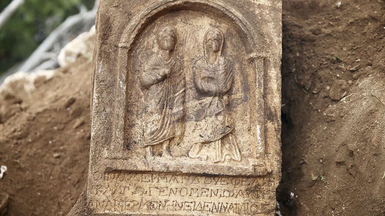 Muğla'da keçi çobanının bulduğu insan figürlü mezar steli korumaya alındı