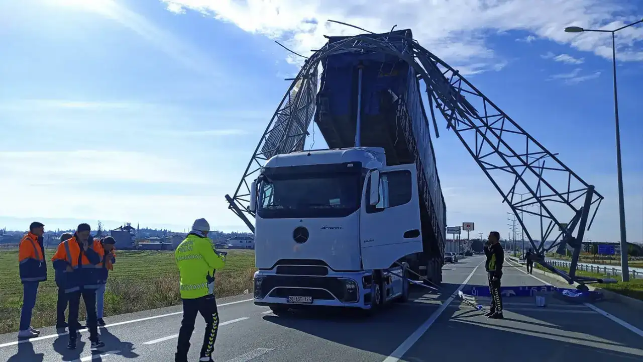 Açık unutulan tırın dorsesi trafik levhasına çarptı