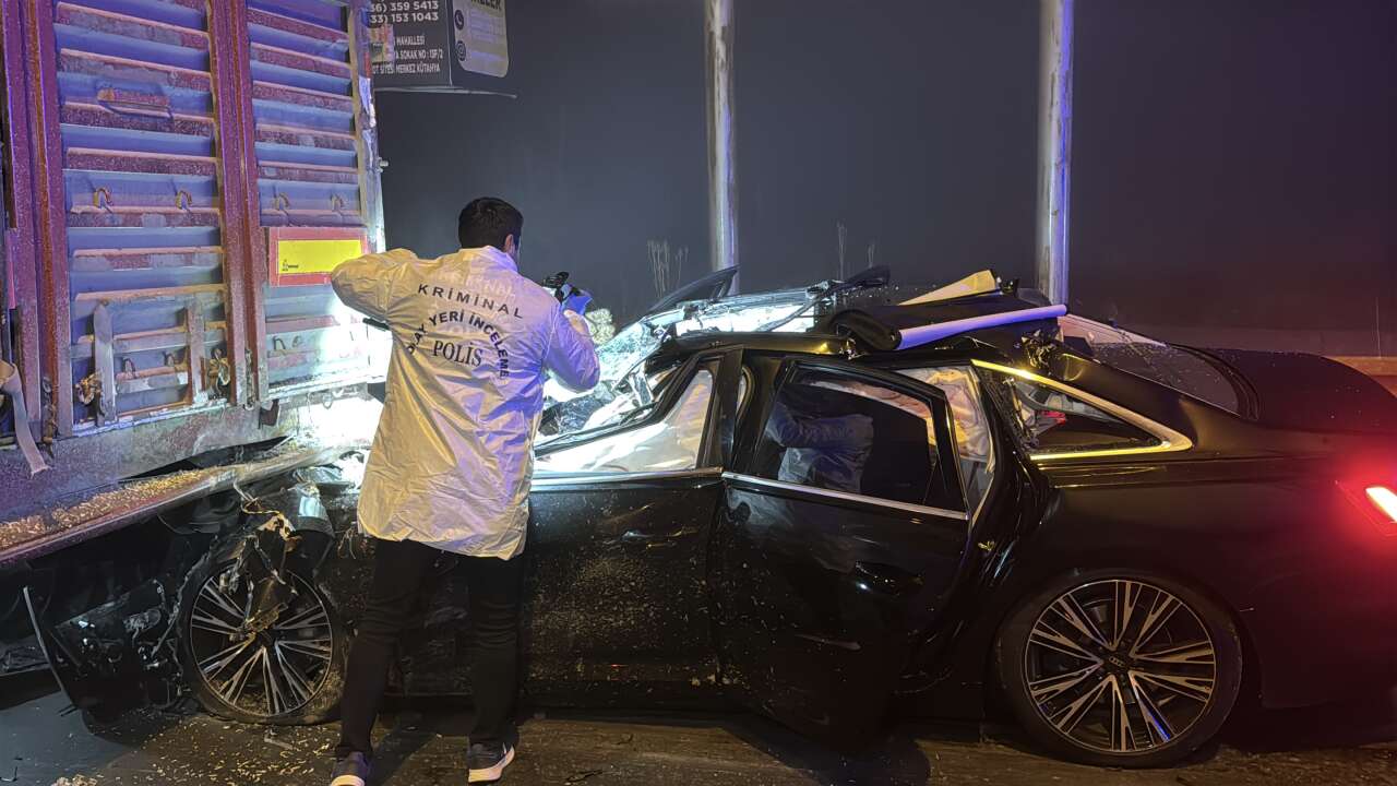Kütahya'da tıra çarpan otomobildeki 4 kişi yaşamını yitirdi
