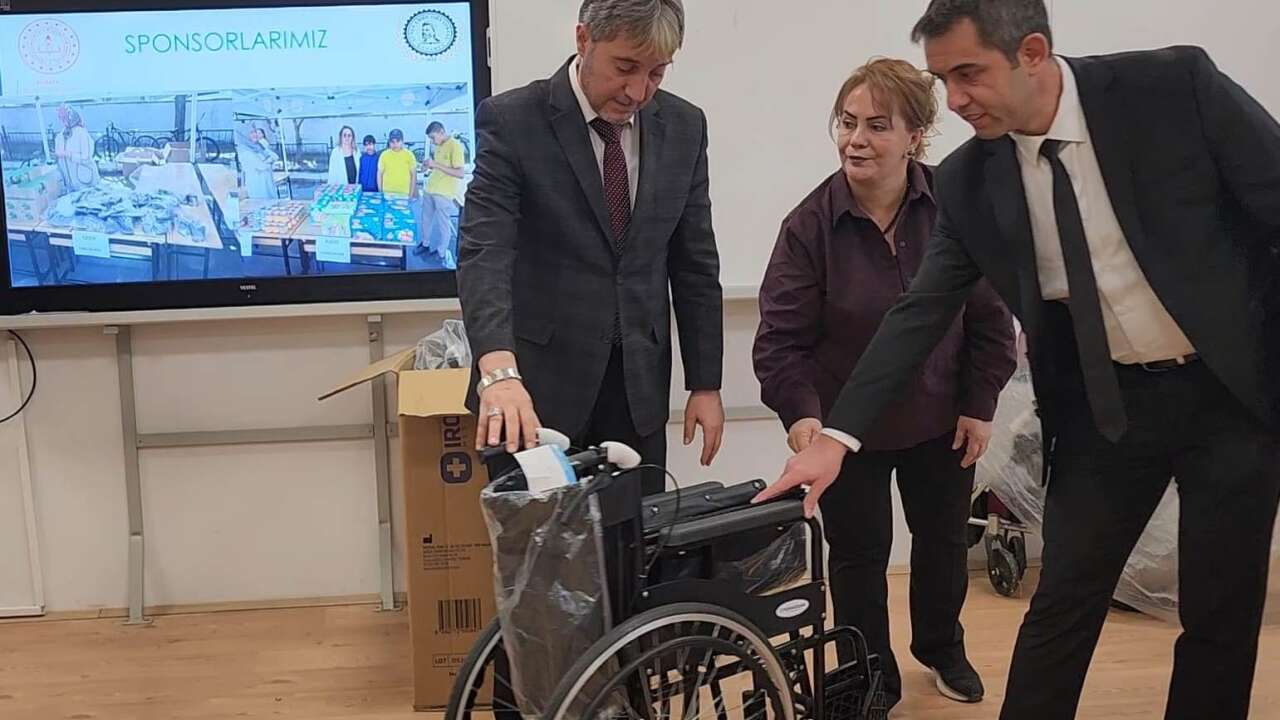 Kütahya'da engellilere tekerlekli sandalye desteği verildi