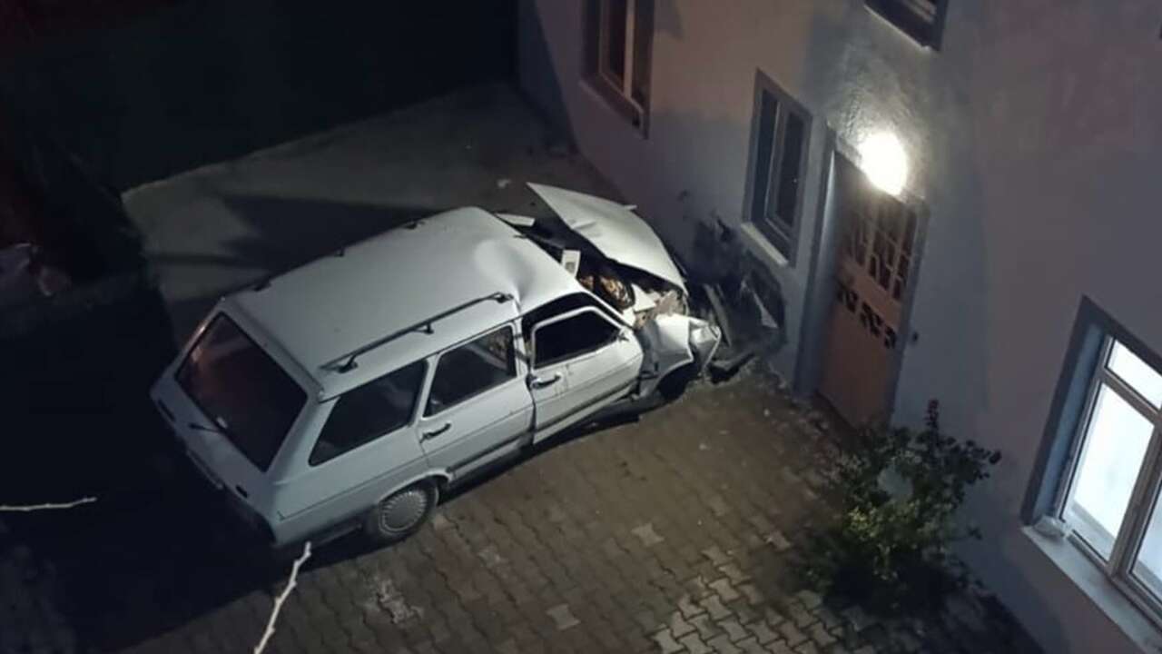 Kütahya'da evin duvarına çarpan otomobildeki 1 kişi öldü, 1 kişi yaralandı