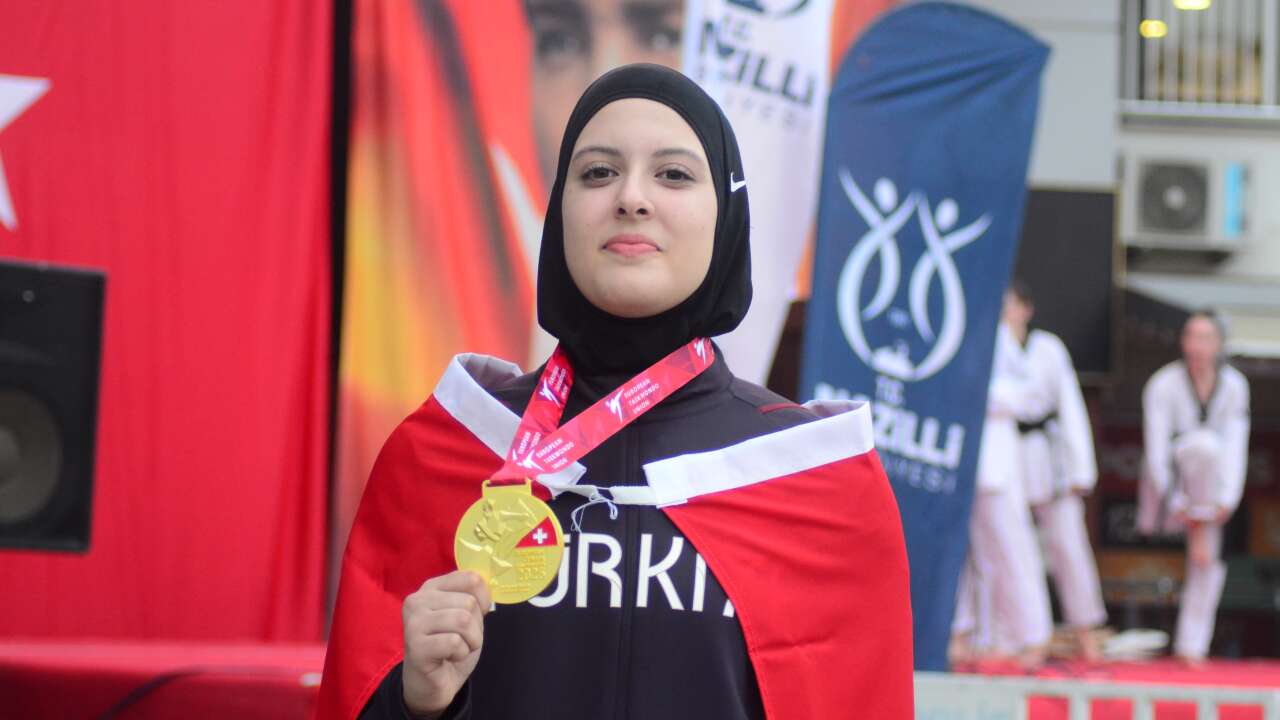 Milli tekvandocu Elifnaz Köseoğlu'na Nazilli'de plaket verildi