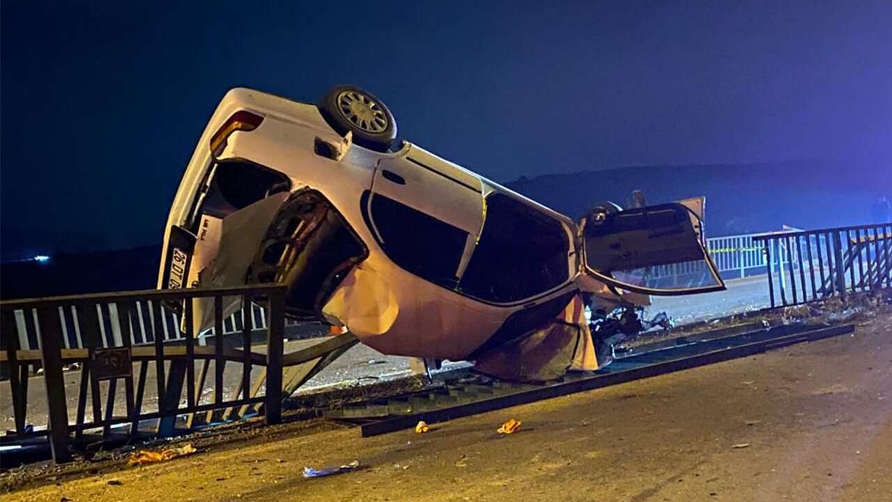 Afyonkarahisar'da köprü demirlerine çarpan otomobildeki 1 kişi öldü, 3 kişi yaralandı