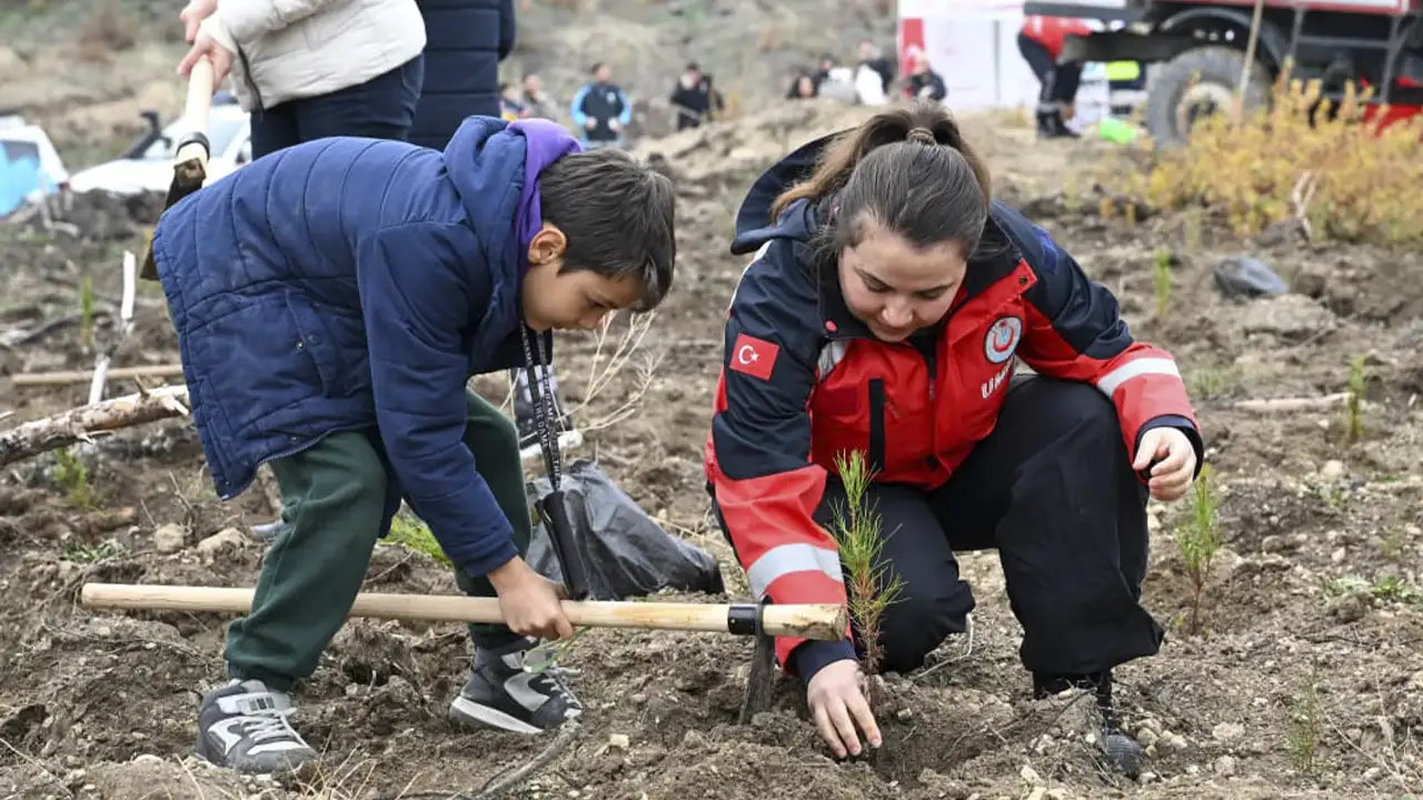 Uşak’ta Acil Sağlık Haftasında 2 Bin Fidan Dikildi