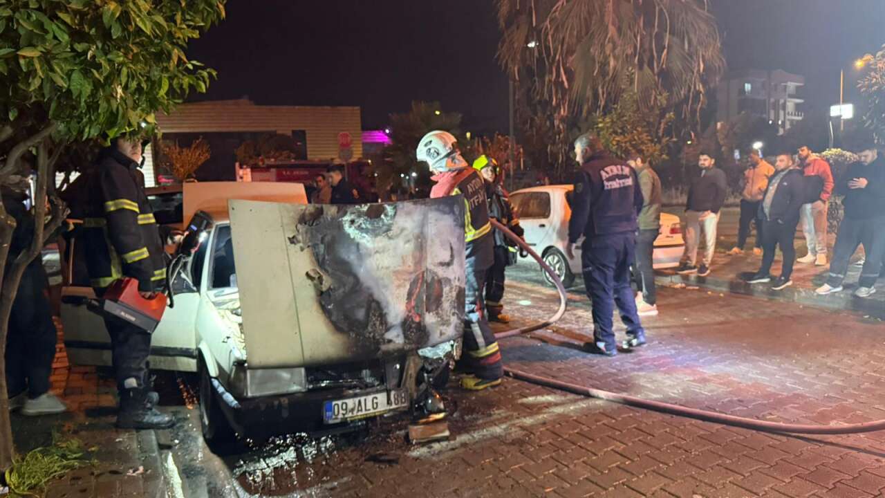 Efeler'de park halindeki otomobilde çıkan yangın söndürüldü
