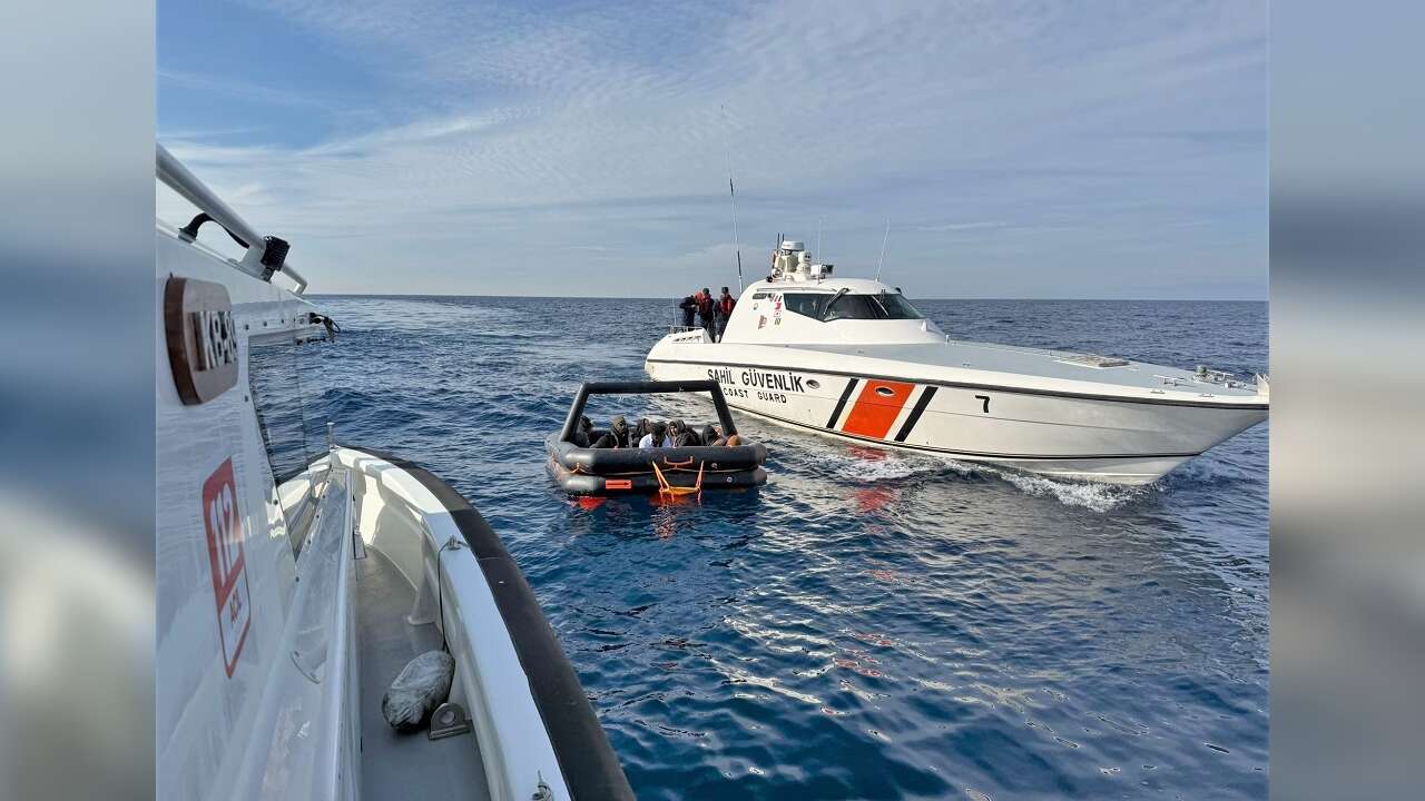 İzmir açıklarında 10 düzensiz göçmen kurtarıldı