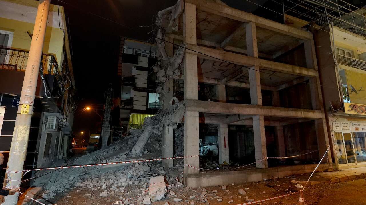 İzmir'de yıkımı yapılan inşaatın beton blokları eve zarar verdi