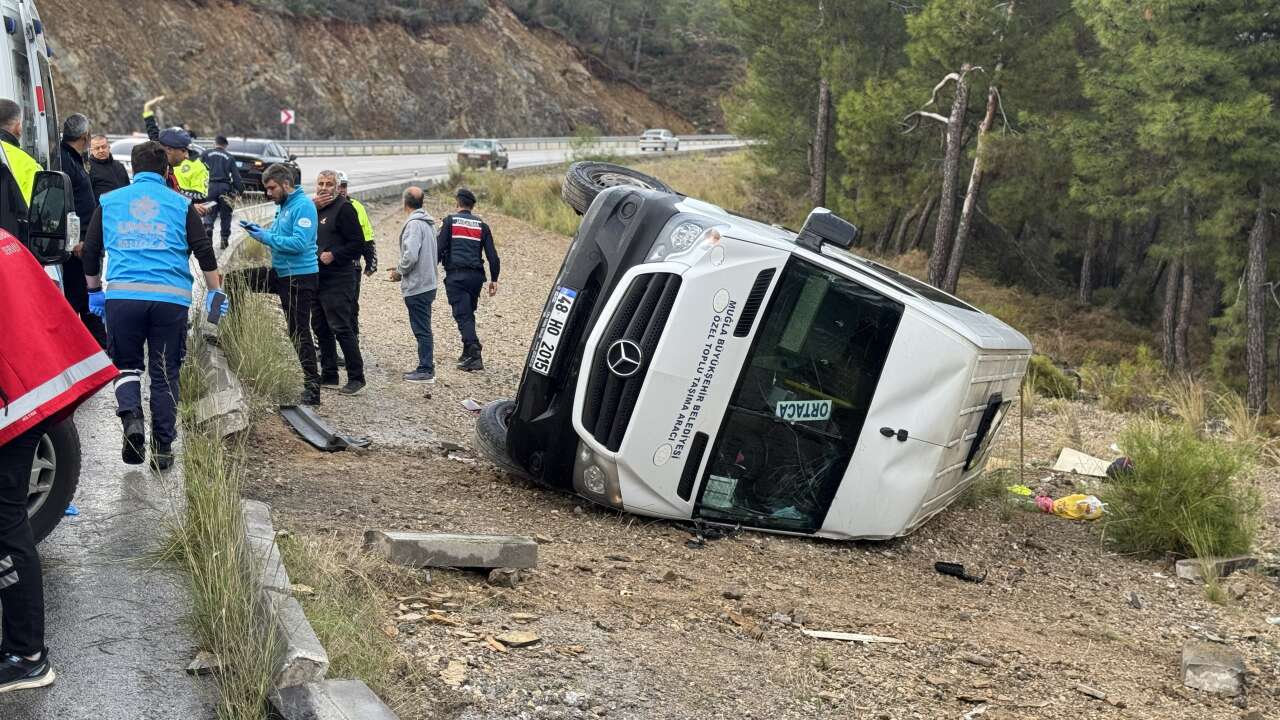 Muğla'da devrilen minibüsteki 7 kişi yaralandı