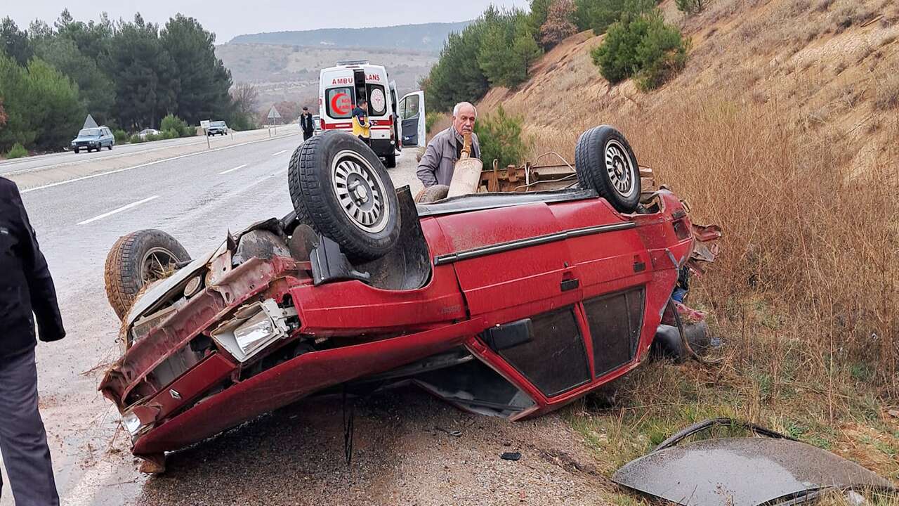 Kaygan Zeminde Kontrolden Çıkan Araç Takla Attı
