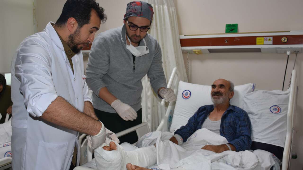 İki hastanın bacaklarından alınan kemik ve deri içeren dokular el ve ayağa nakledildi