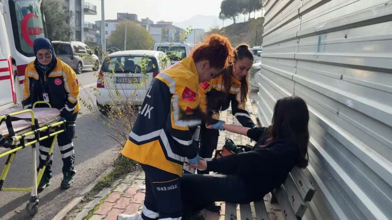 Aynı ambulansta görevli 3 kadın paramedik acil hastalar için yollarda