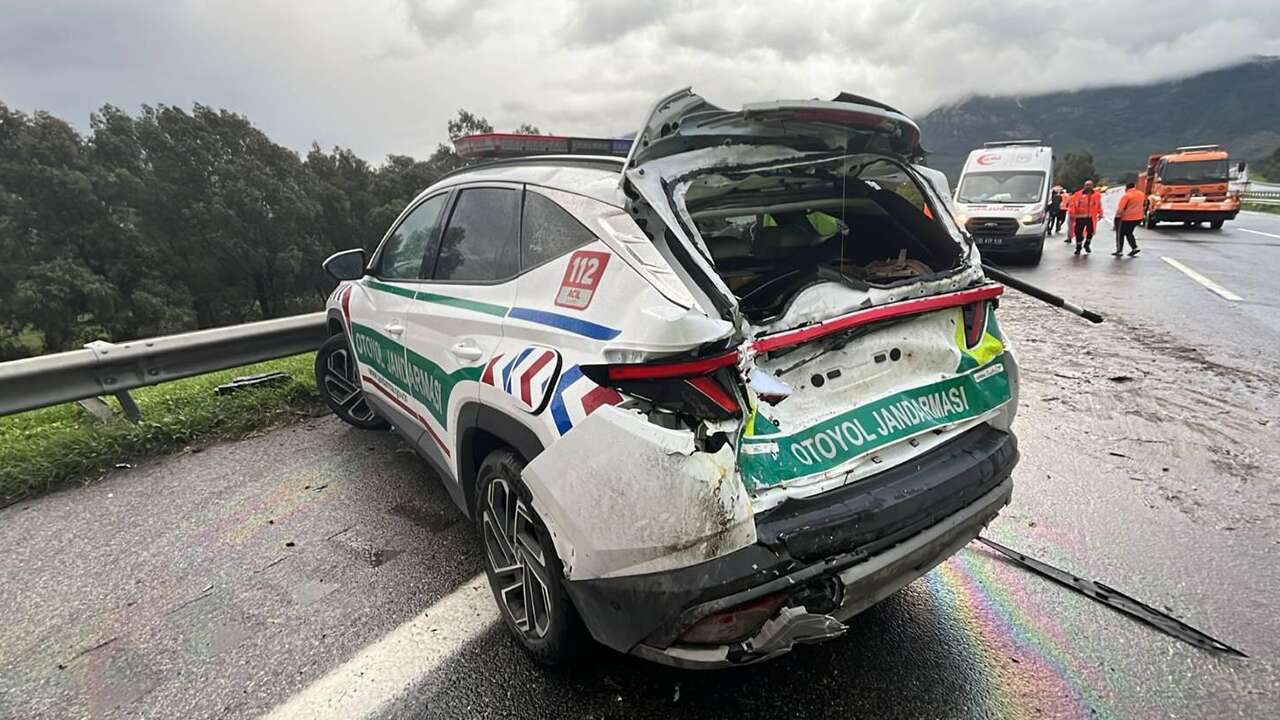 İzmir'de zincirleme trafik kazasında 2'si jandarma 4 kişi yaralandı