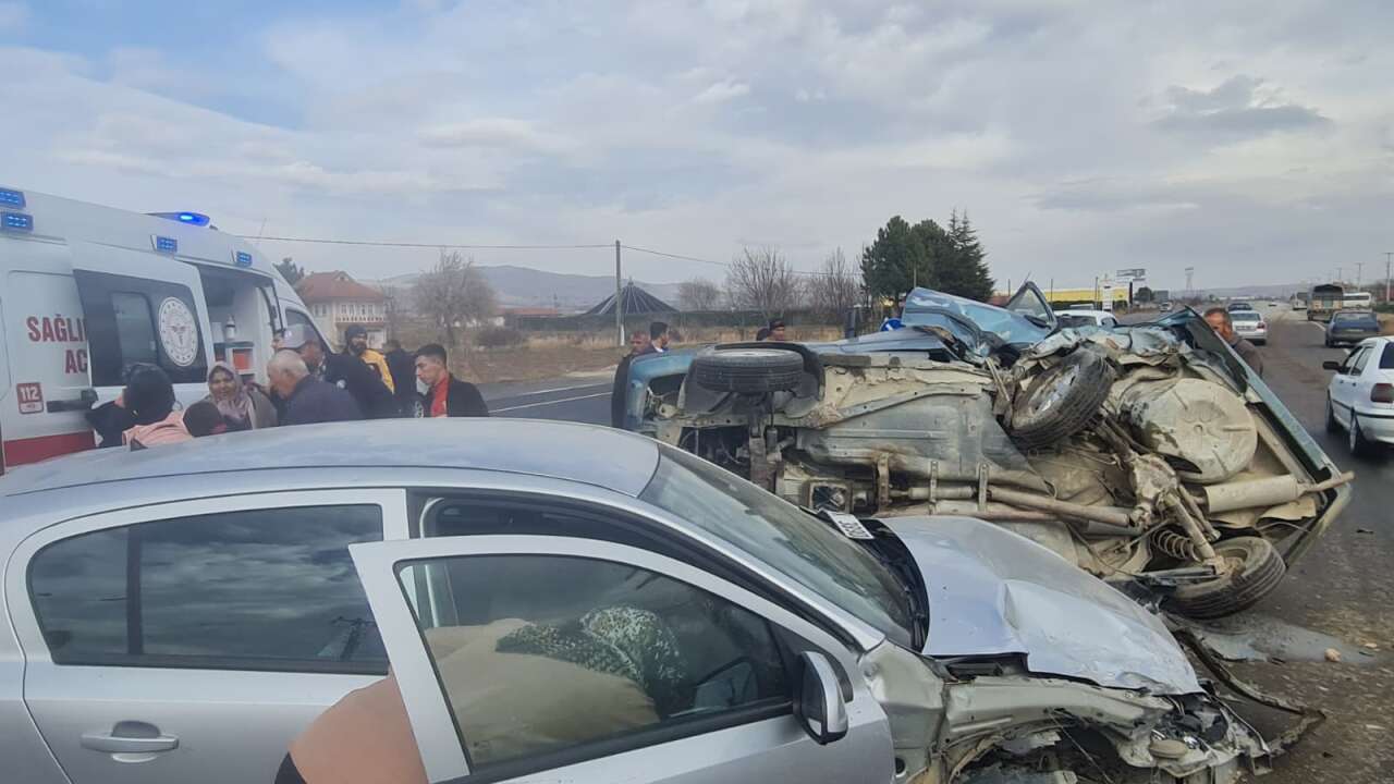 Afyonkarahisar'da iki otomobilin çarpıştığı kazada 7 kişi yaralandı