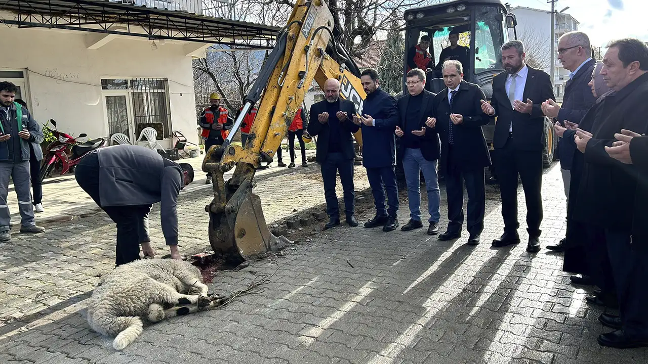 Doğalgaz Sivaslı’ya geliyor: İk Kazma Vuruldu!