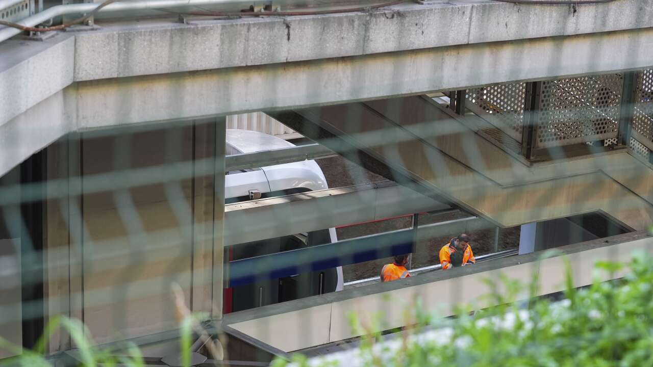 İzmir'de metronun raydan çıkması nedeniyle ulaşım aksadı