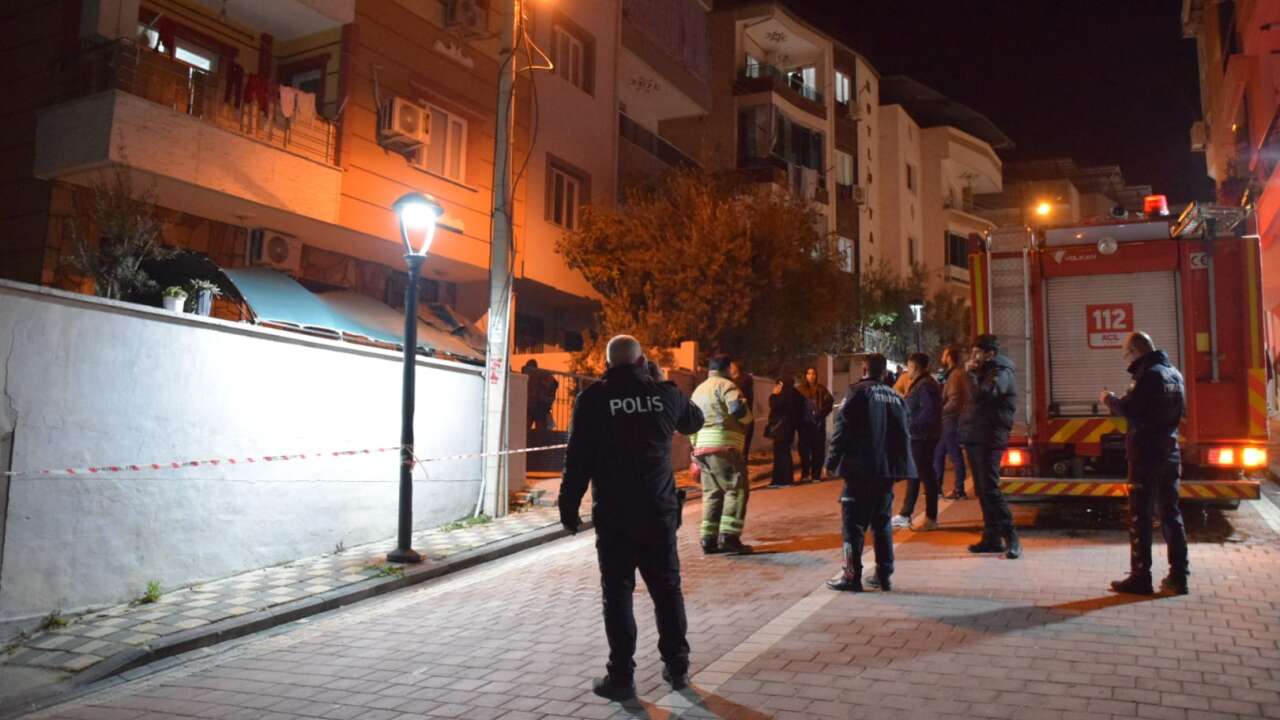 Apartman zeminindeki kayma nedeniyle binalar tahliye edildi