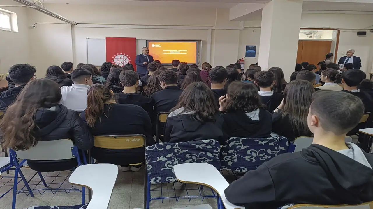 İletişim Başkanlığı, Uşak’ta Gençlere Dijital Okuryazarlık Anlattı