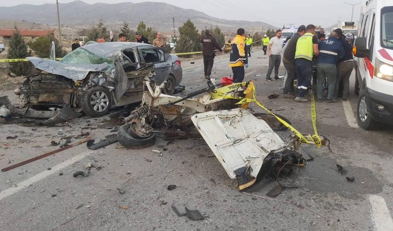 Afyonkarahisar'da iki otomobilin çarpıştığı kazada 10 kişi yaralandı