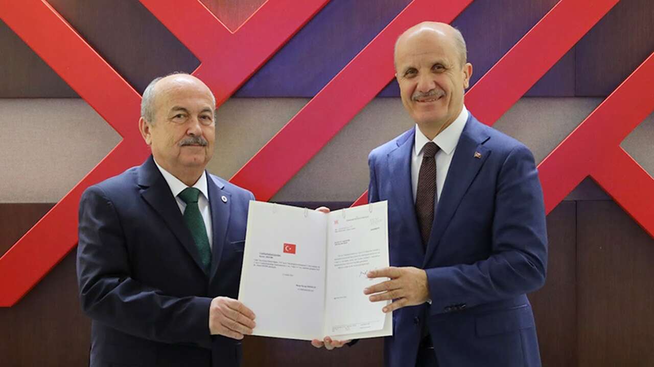 Yeni Rektör Prof. Dr. Ahmet Demir Mazbatasını Aldı