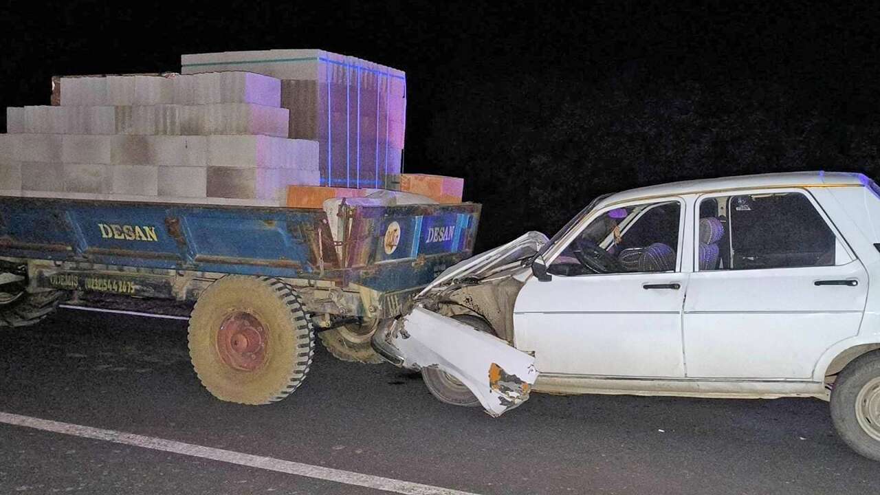 Eşme'de Otomobil Traktör Römorkuna Çarptı, 3 Yaralı