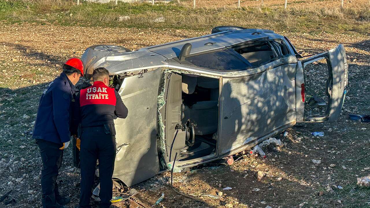 Tarlaya Devrilen Otomobildeki Aynı Aileden 5 Kişi Yaralandı