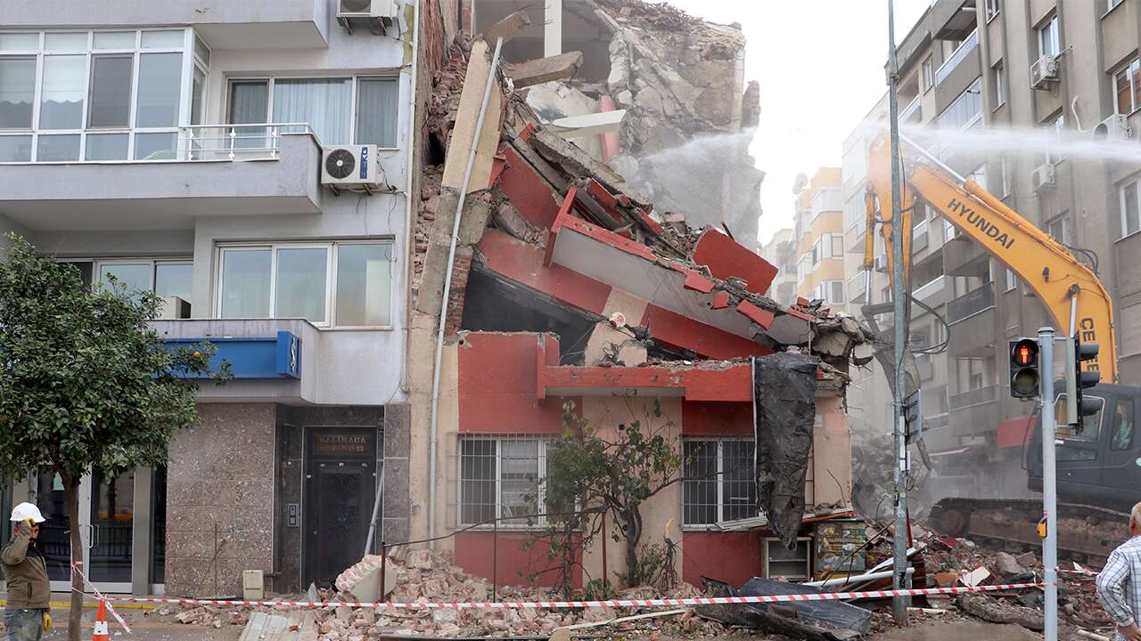 Bina yıkımı sırasında bitişikteki apartman zarar gördü