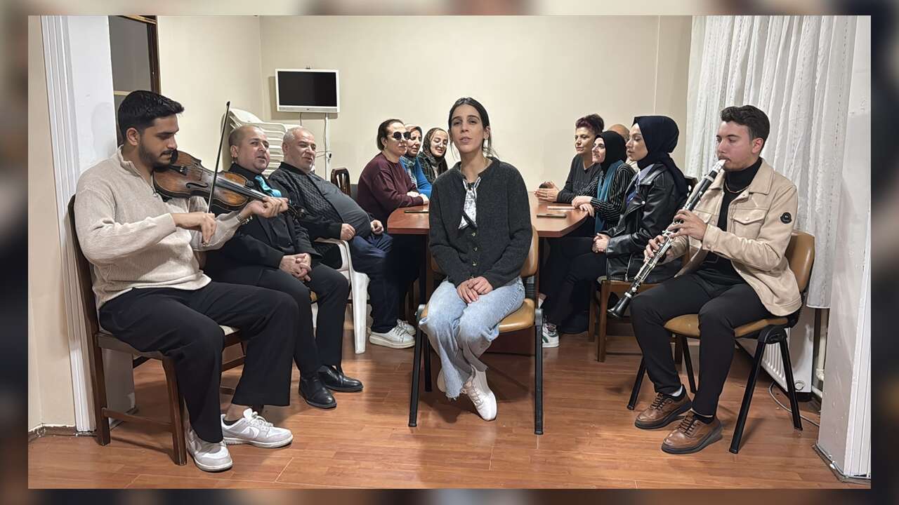 Müzik tutkunu 12 görme engelli koroda yeteneklerini sergiliyor
