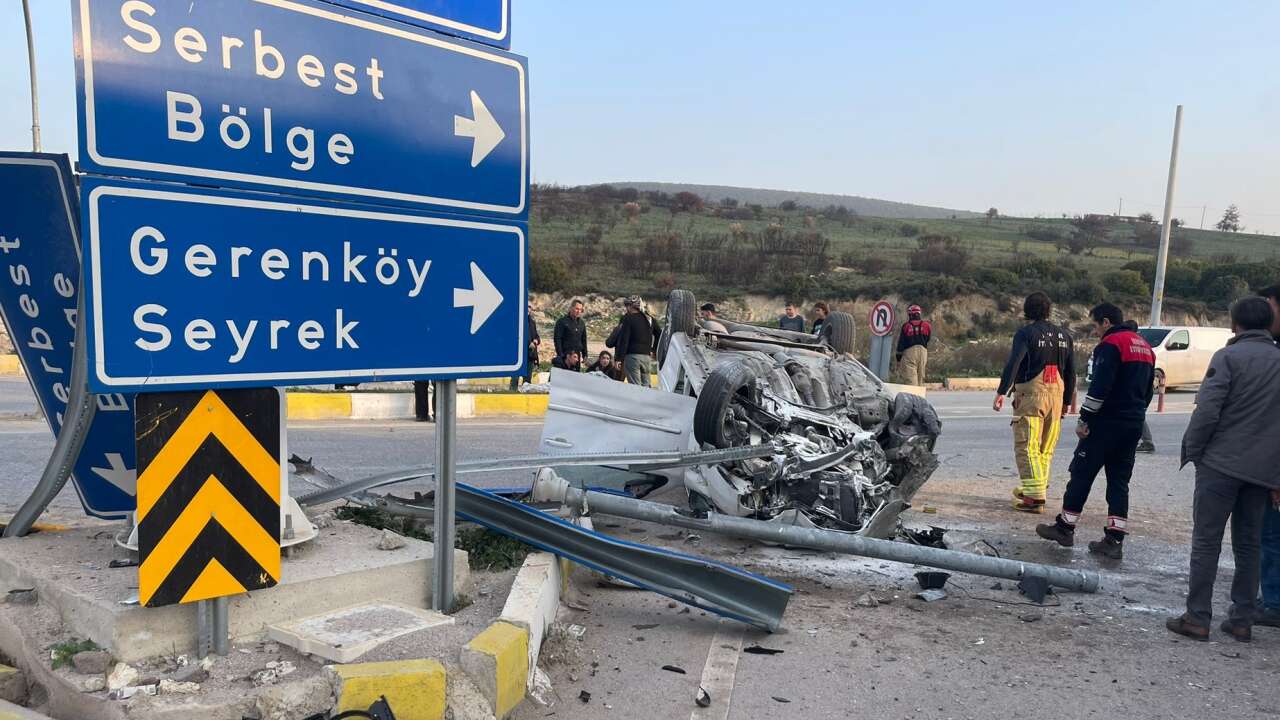 Devrilen otomobildeki 2 kişi yaralandı
