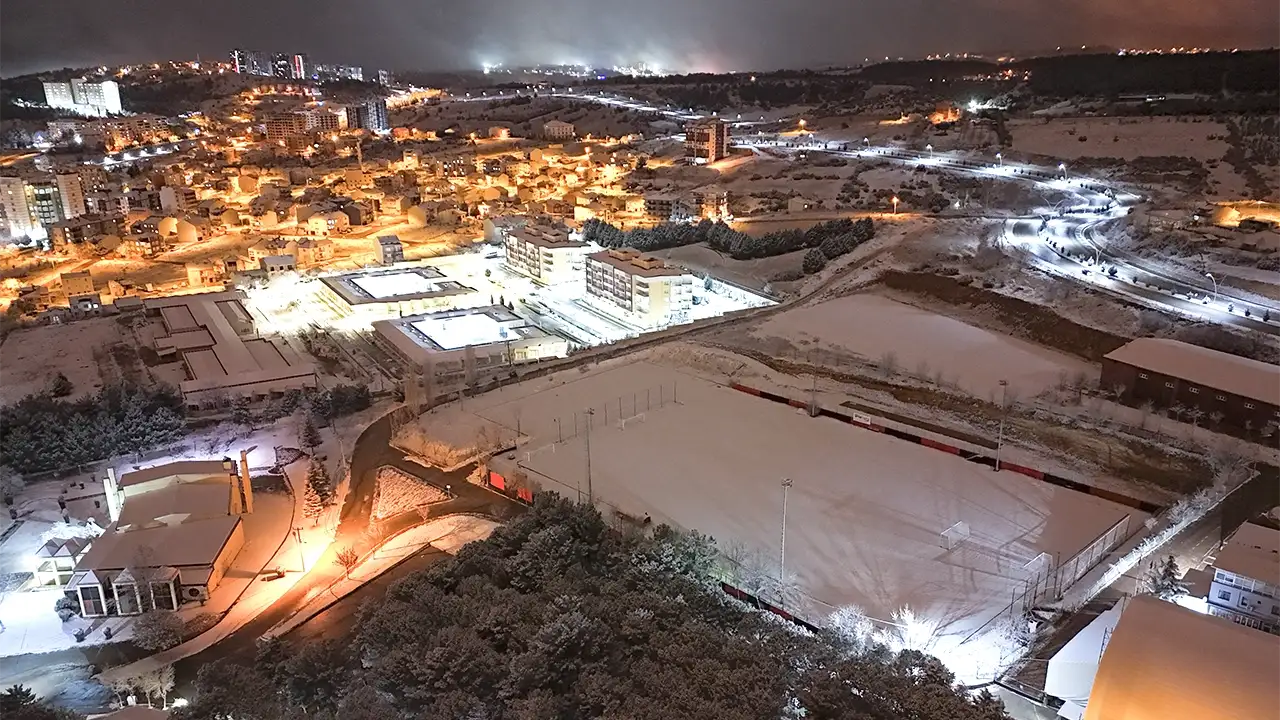 Uşak'a beklenen kar yağdı