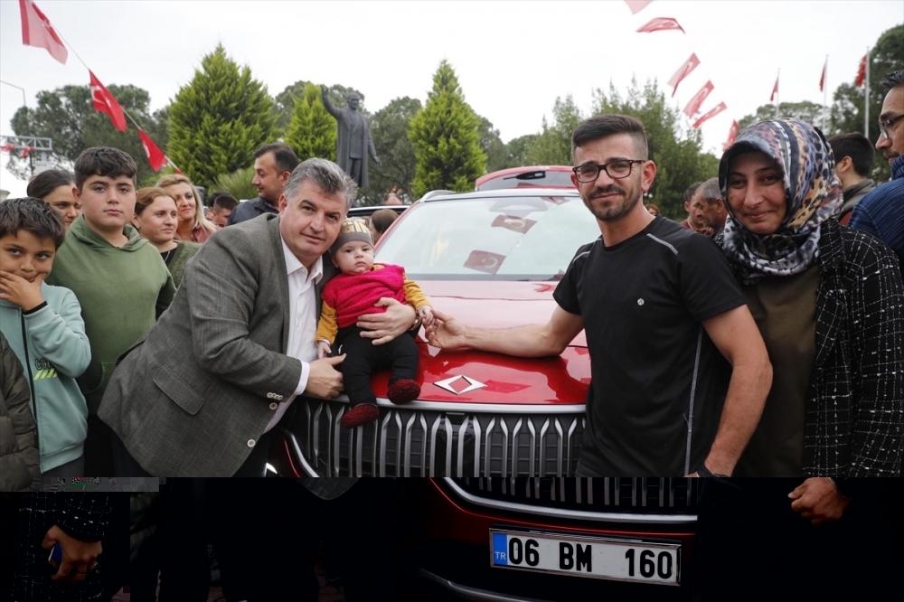 Türkiye'nin yerli otomobili Togg Kınık'ta sergilendi