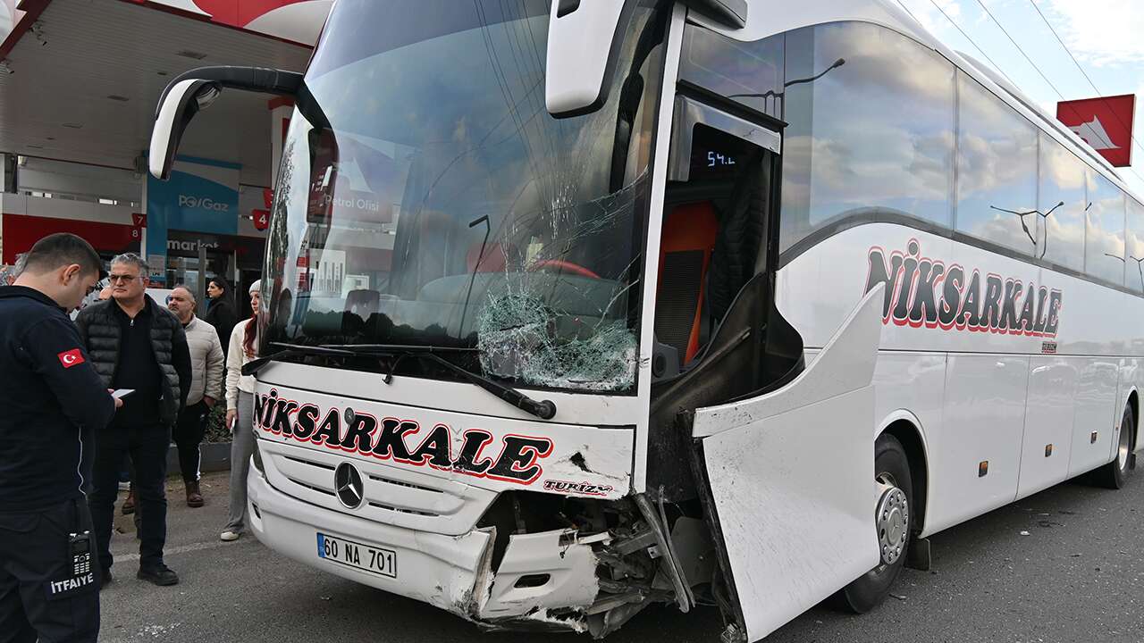 Otobüs ile otomobil çarpıştı; 3 yaralı