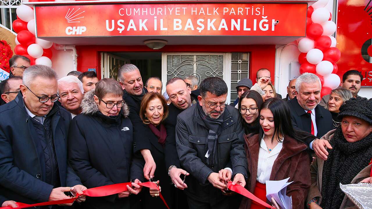 CHP Uşak İl Başkanlığı'nın yeni hizmet binası açıldı
