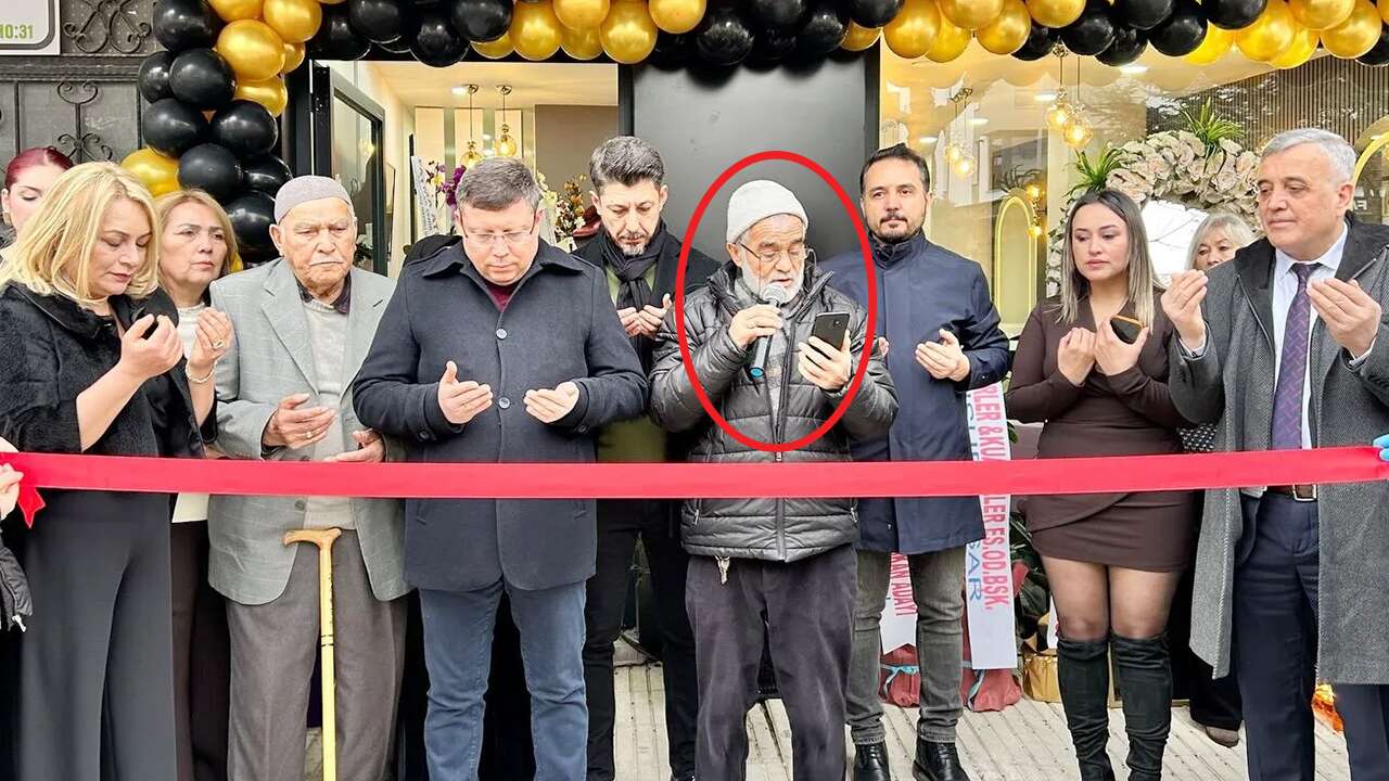 Kuaför açılışında imam duayı telefondan okudu