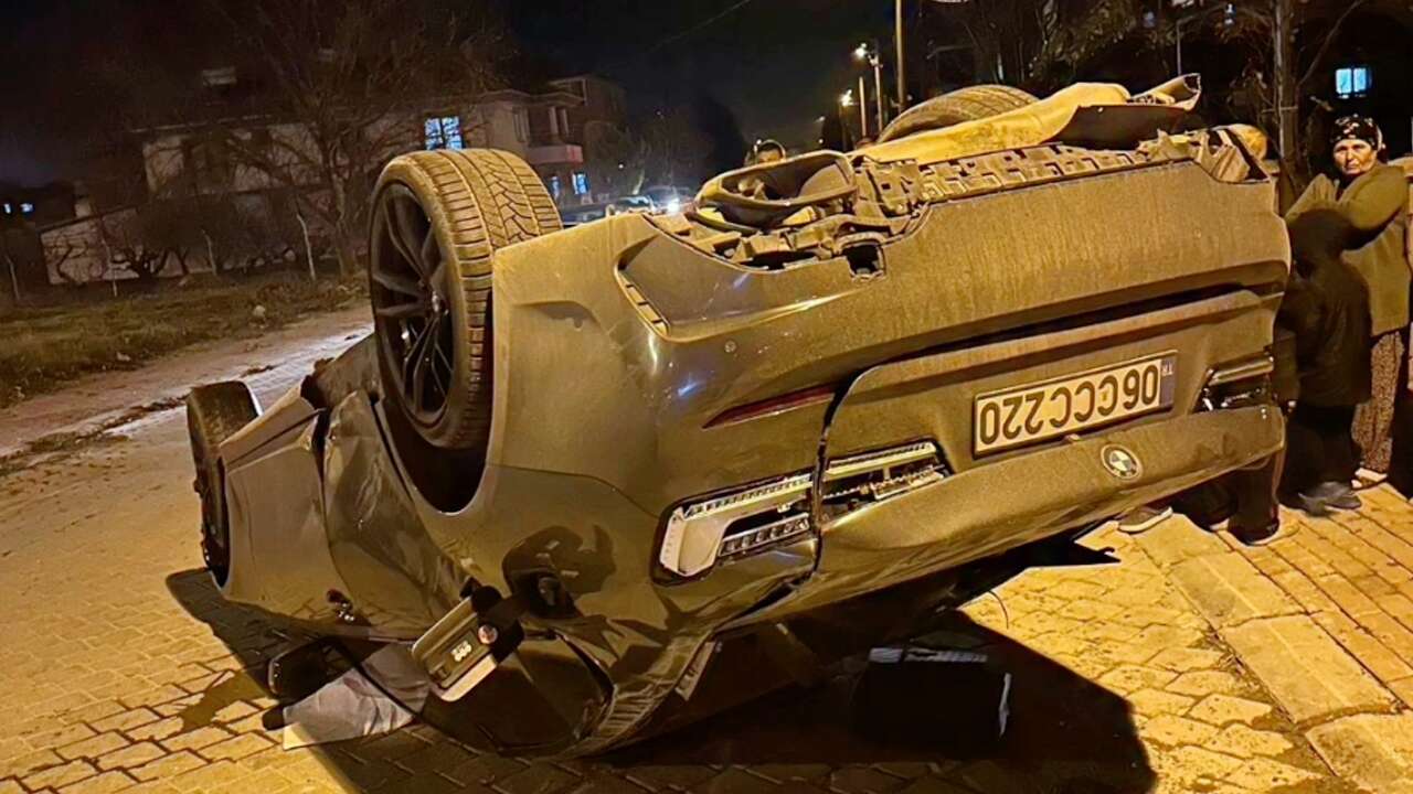 Refüje çarpan otomobil takla attı; 2 yaralı