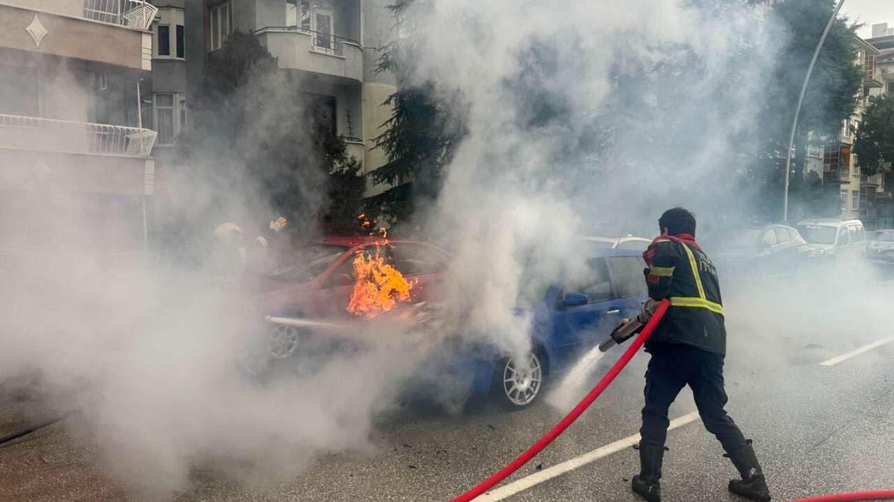 Uşak'ta seyir halindeki otomobilde yangın çıktı